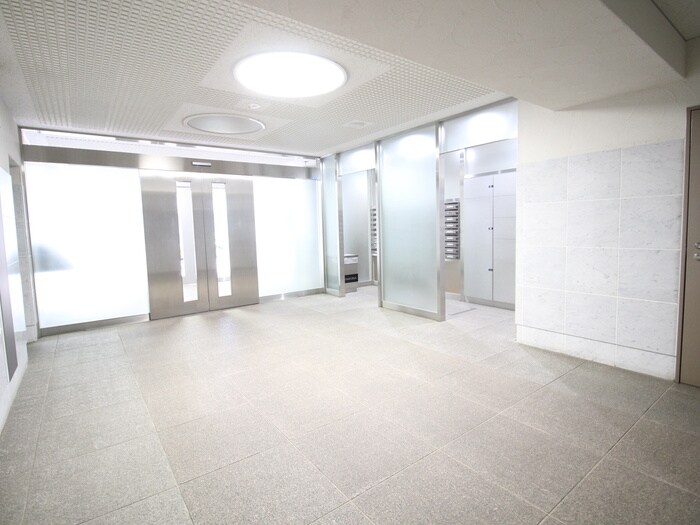 物件外観写真6　(エントランス部分)