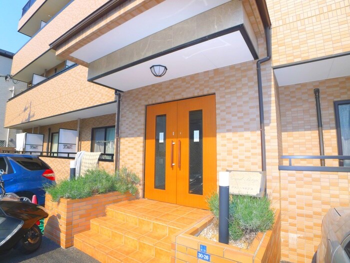 物件外観写真2　(エントランス部分)