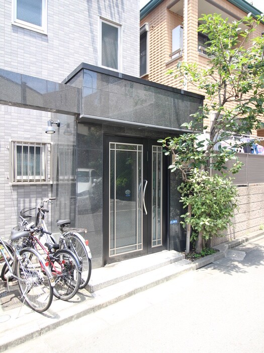 物件外観写真3　(エントランス部分)