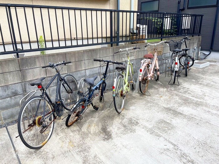 ラウレア西千葉の駐輪場