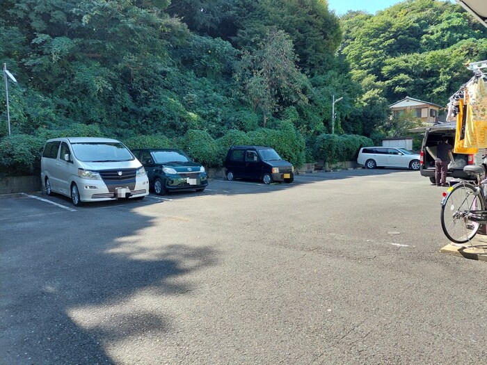 物件外観写真3　(駐車場)