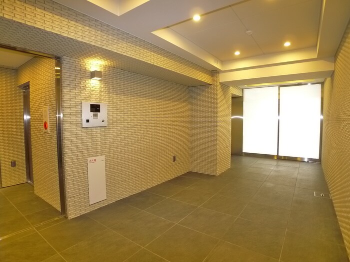 物件外観写真2　(エントランス部分)