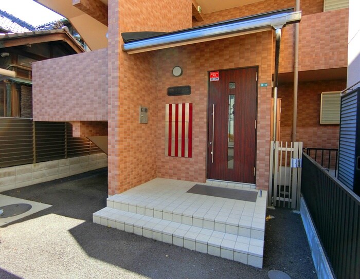 物件外観写真3　(エントランス部分)