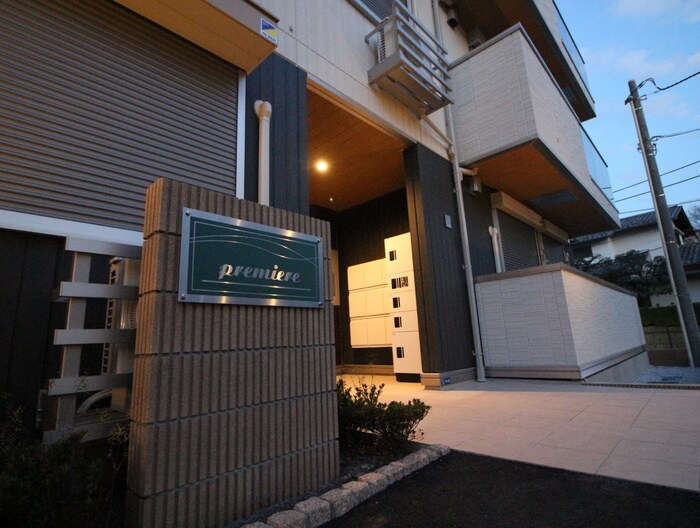 物件外観写真6　(エントランス部分)