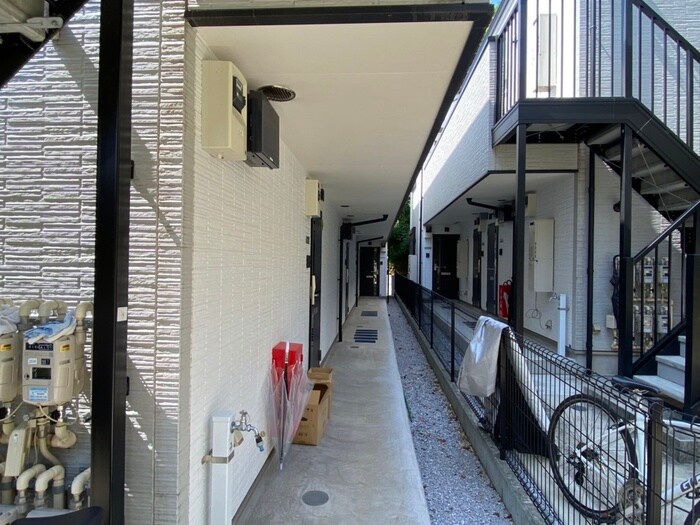 物件外観写真2　(エントランス部分)