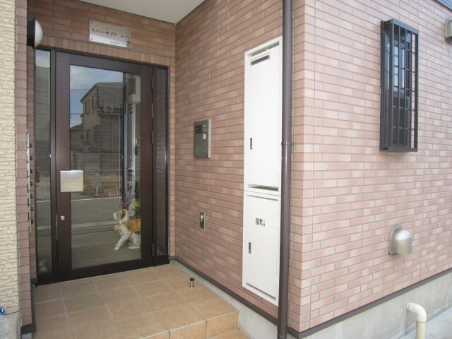 物件外観写真3　(エントランス部分)