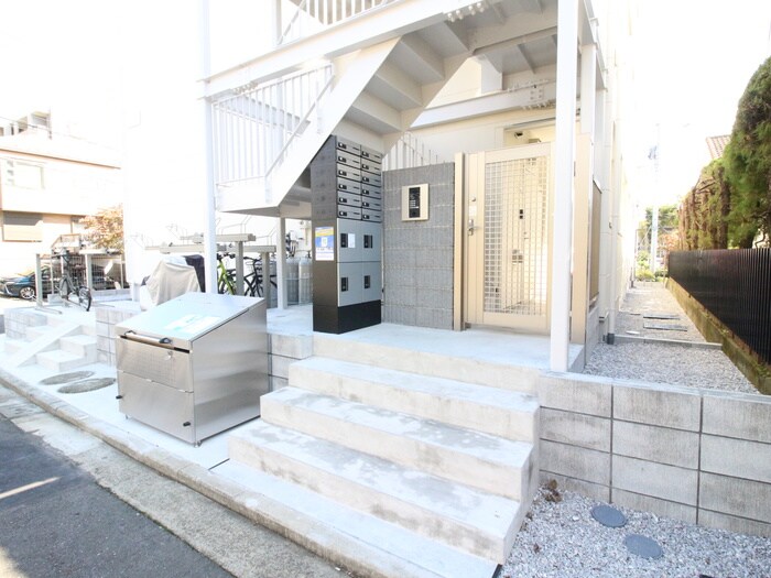 物件外観写真2　(エントランス部分)