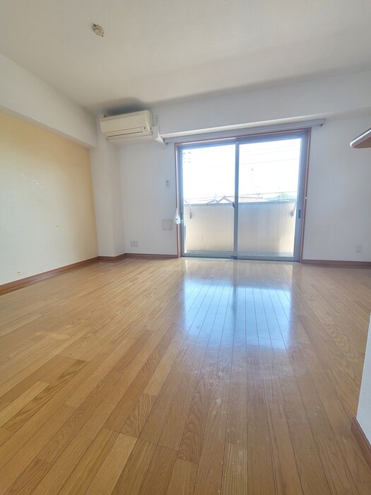 物件内観写真7　(室内からの展望)