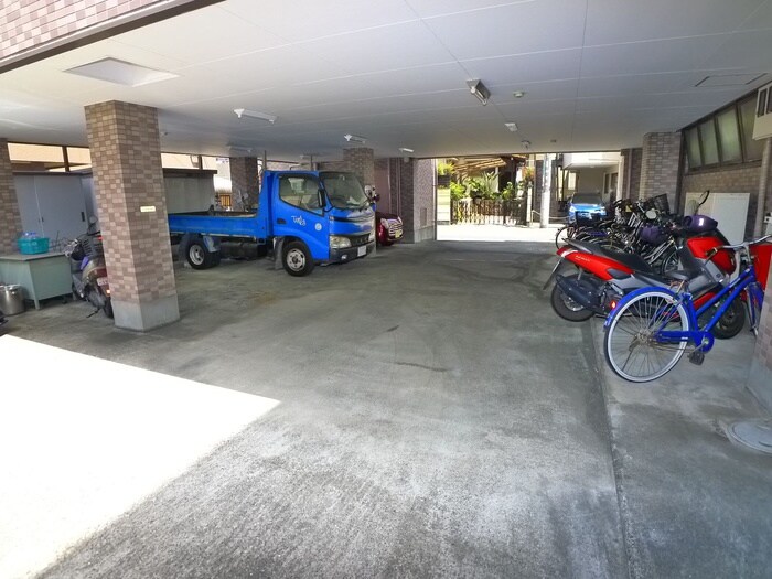 物件外観写真5　(駐車場)