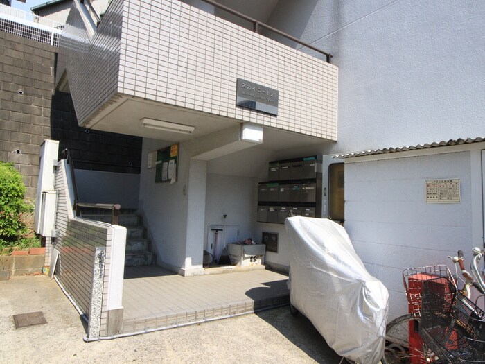 物件外観写真2　(エントランス部分)