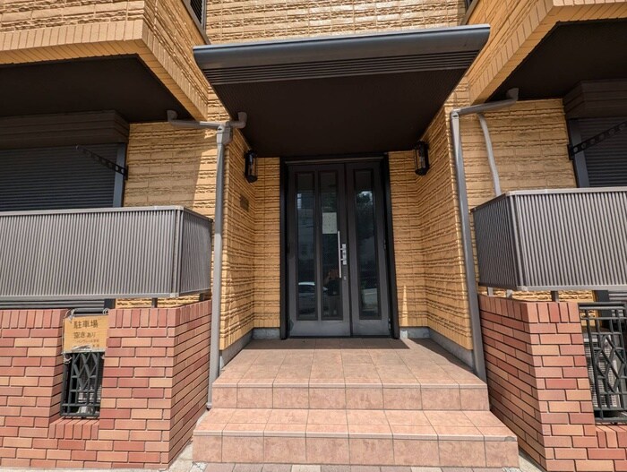 物件外観写真3　(エントランス部分)