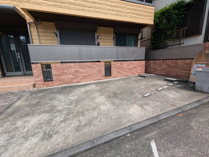 物件外観写真4　(駐車場)