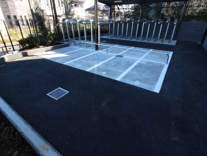 物件外観写真5　(バイク置き場)