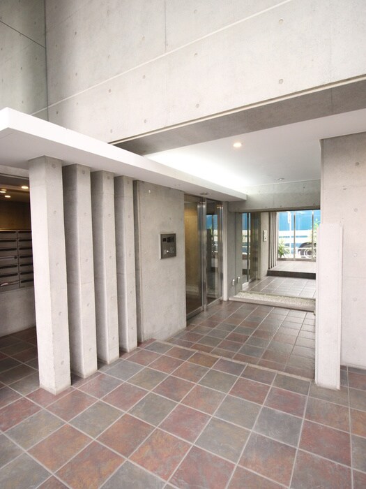 物件外観写真4　(エントランス部分)