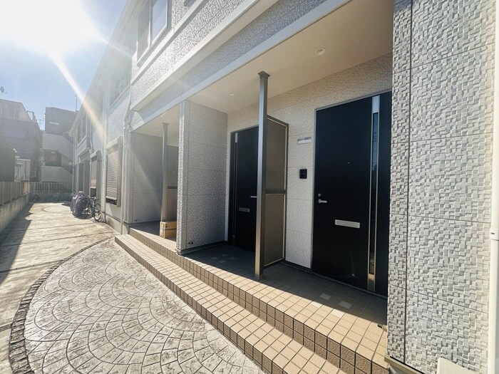 物件外観写真2　(エントランス部分)