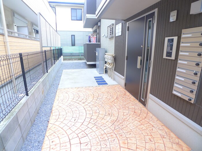 物件外観写真5　(エントランス部分)