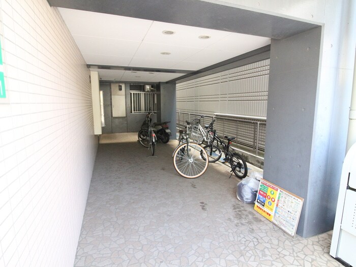 物件外観写真3　(エントランス部分)