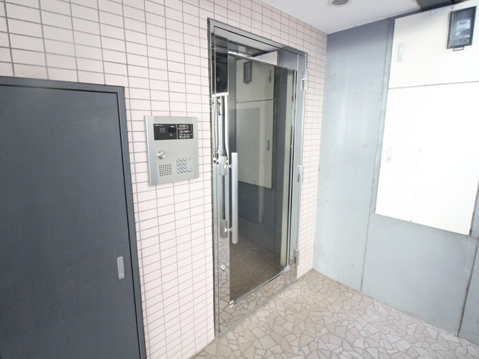 物件外観写真4　(エントランス部分)