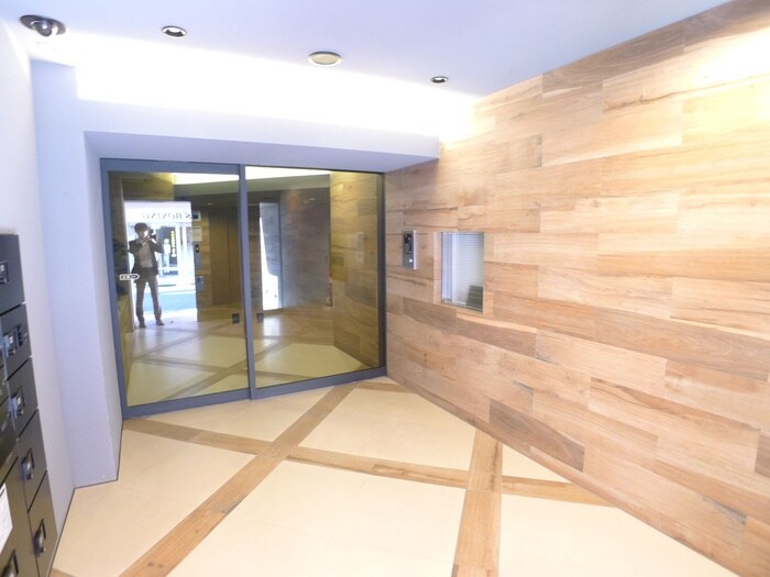 物件外観写真3　(エントランス部分)