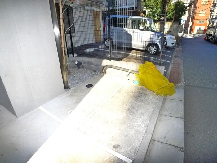 物件外観写真5　(バイク置き場)