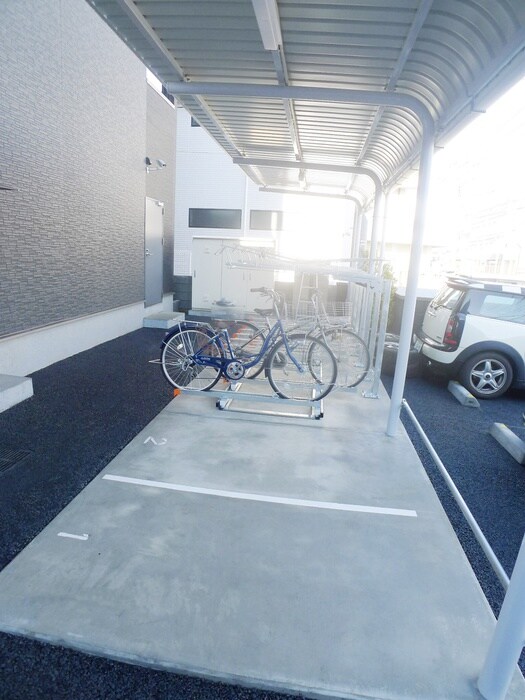 物件外観写真4　(駐輪場)