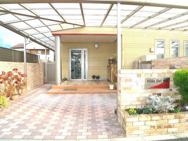 物件外観写真2　(エントランス部分)