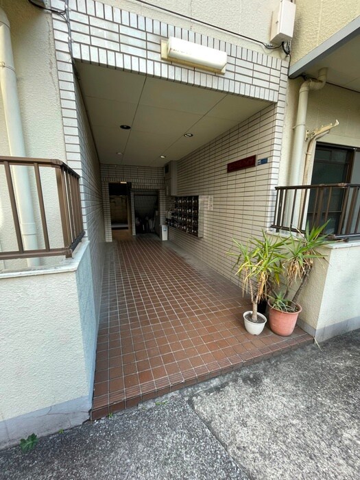 物件外観写真5　(エントランス部分)