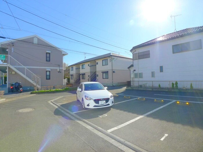 物件外観写真5　(駐車場)