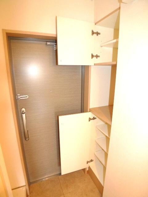 物件内観写真13　(玄関)