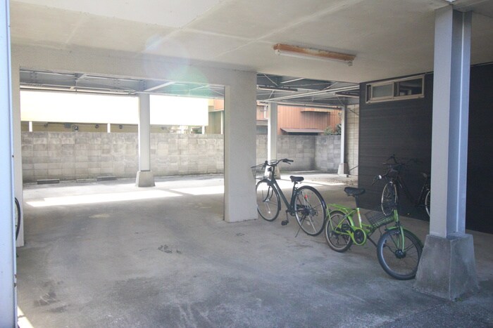 物件外観写真3　(駐輪場)