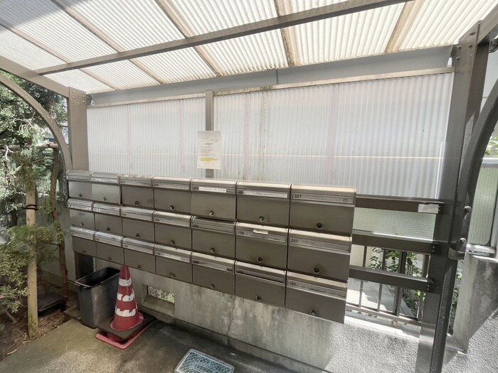 物件外観写真3　(バイク置き場)