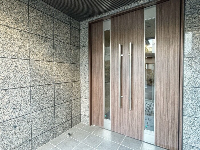 物件外観写真4　(エントランス部分)