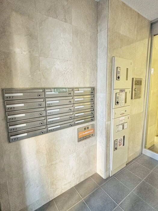 物件外観写真5　(エントランス部分)