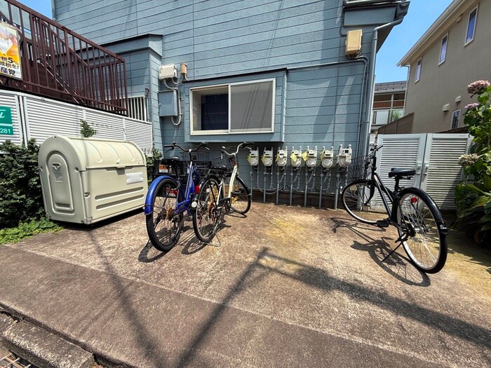 物件外観写真4　(駐輪場)