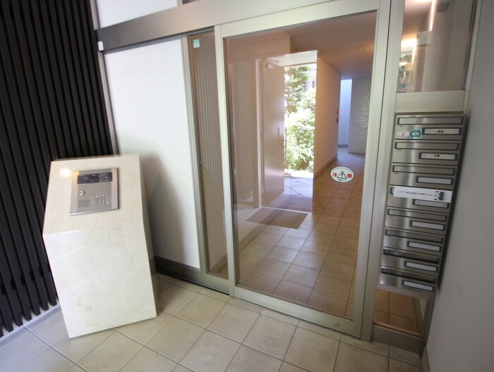 物件外観写真6　(エントランス部分)