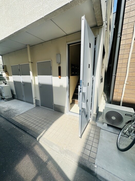 物件外観写真3　(エントランス部分)