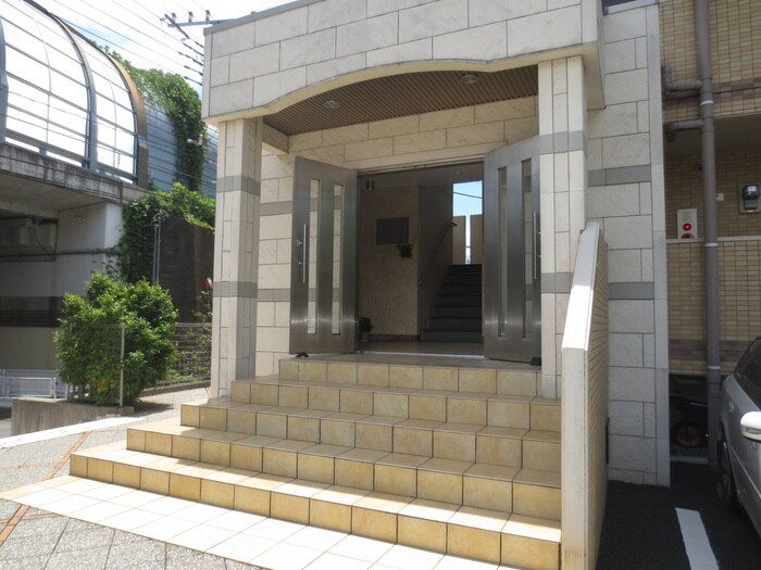物件外観写真2　(エントランス部分)