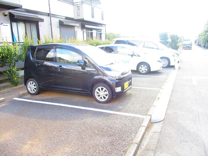 物件外観写真4　(駐車場)