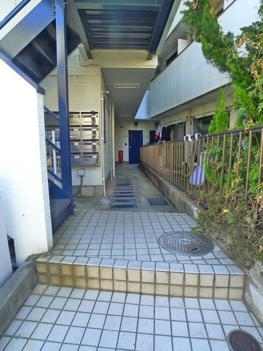 物件外観写真3　(エントランス部分)