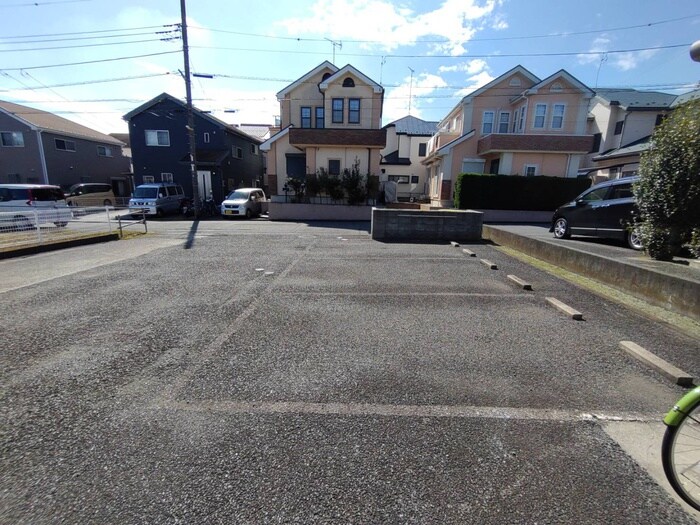 物件外観写真5　(駐車場)