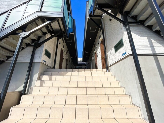 物件外観写真4　(エントランス部分)