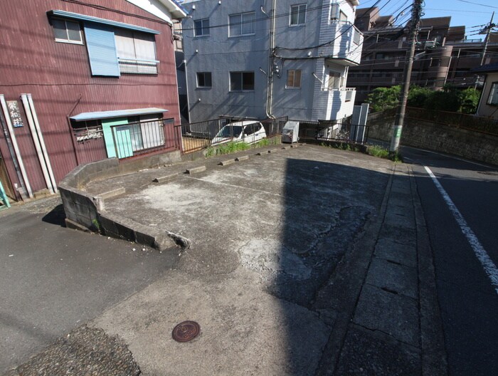 物件外観写真2　(駐車場)