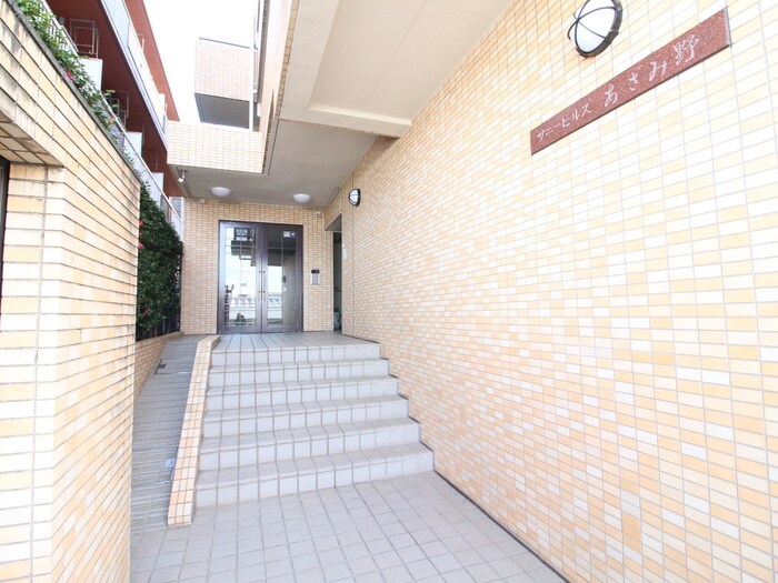 物件外観写真2　(エントランス部分)