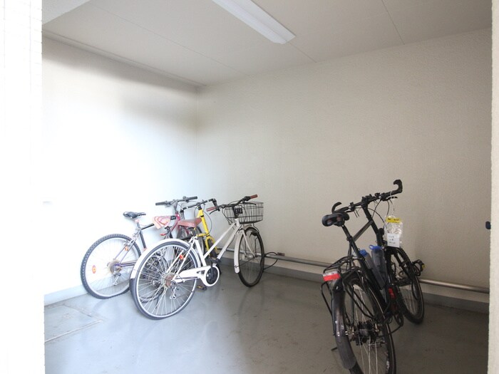 物件外観写真4　(駐輪場)