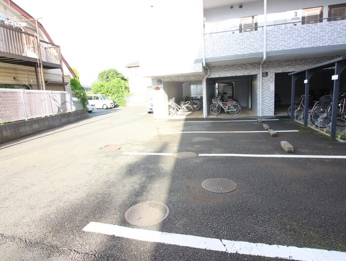 物件外観写真3　(駐車場)