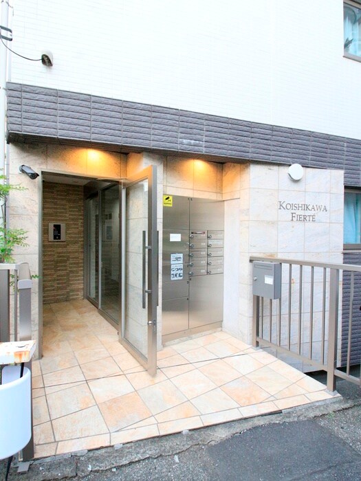 物件外観写真3　(エントランス部分)