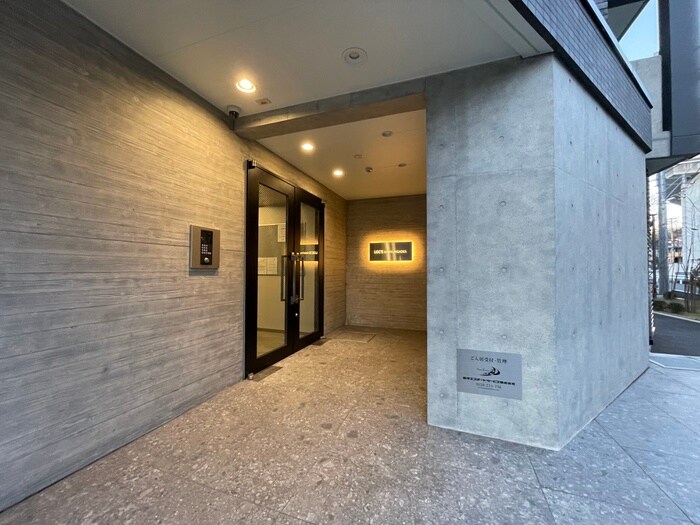 物件外観写真6　(エントランス部分)