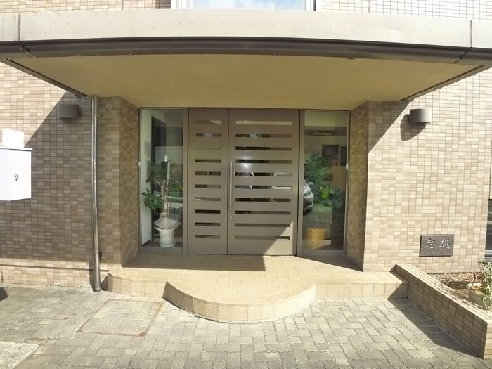 物件外観写真2　(エントランス部分)