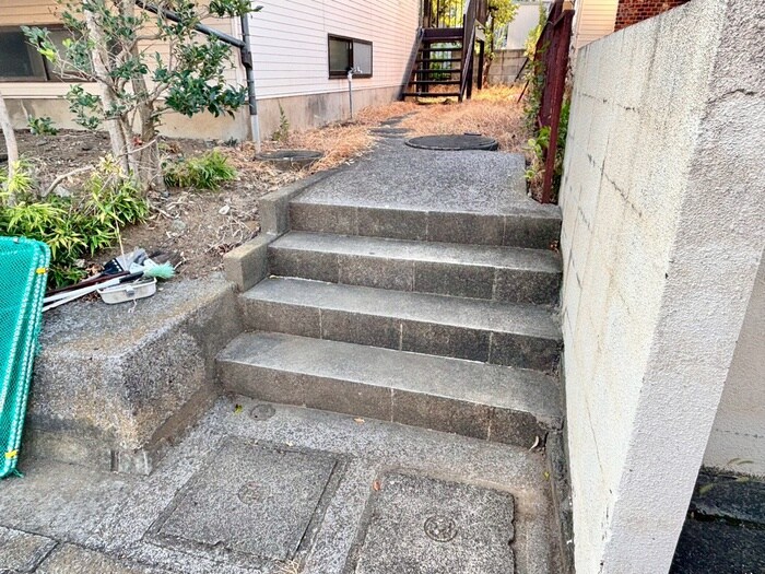 物件外観写真4　(エントランス部分)