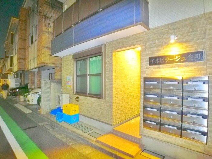 物件外観写真4　(エントランス部分)